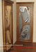 Межкомнатная дверь из массива древесины с художественным витражом